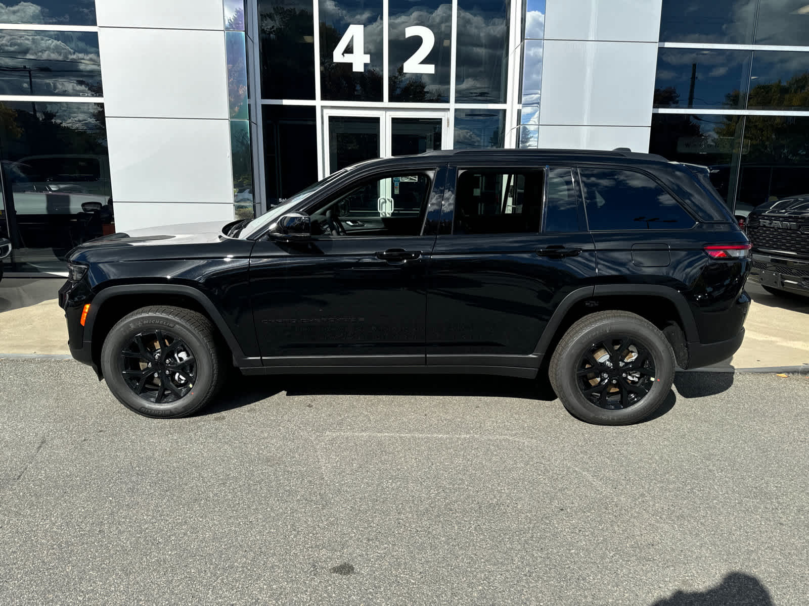 new 2024 Jeep Grand Cherokee car, priced at $39,557