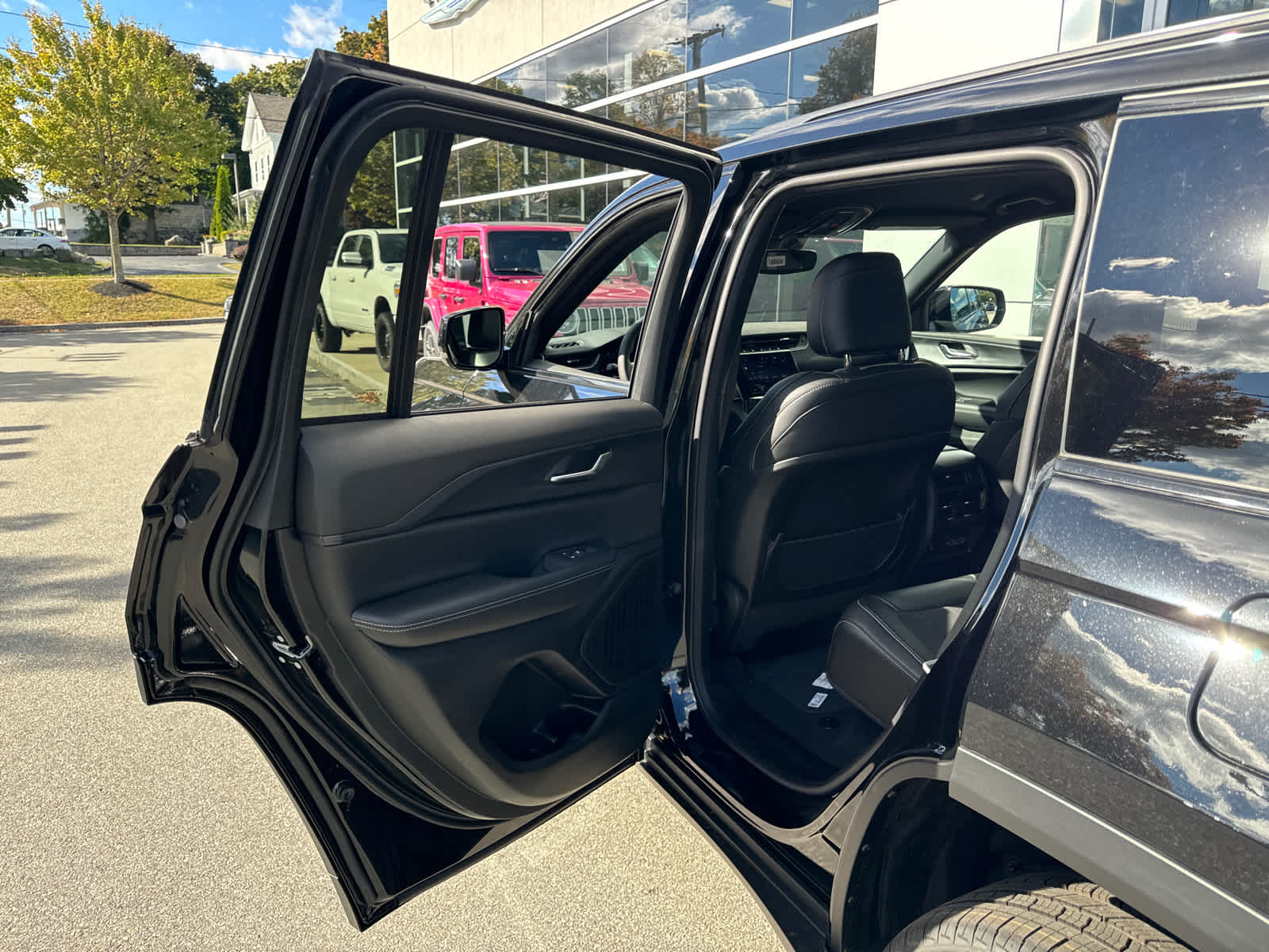 new 2024 Jeep Grand Cherokee car, priced at $39,557