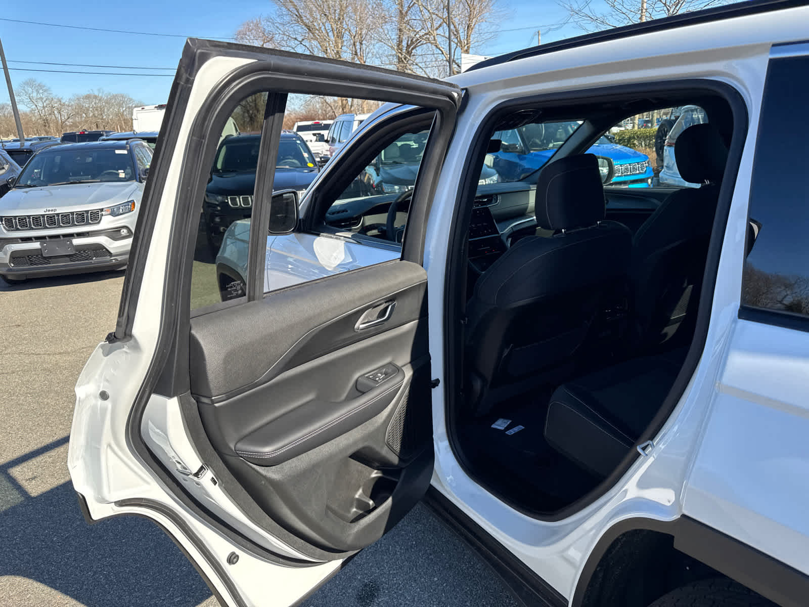 new 2025 Jeep Grand Cherokee car, priced at $38,775