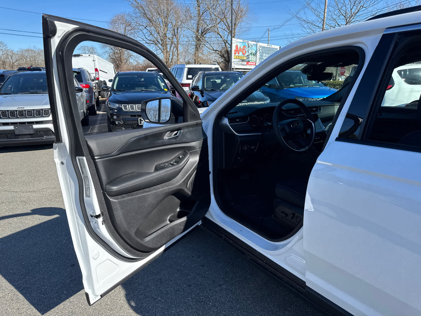 new 2025 Jeep Grand Cherokee car, priced at $38,775