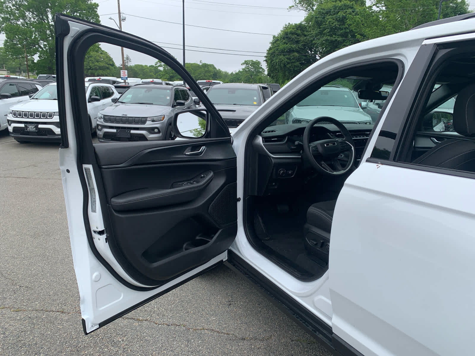 new 2025 Jeep Grand Cherokee car, priced at $35,751