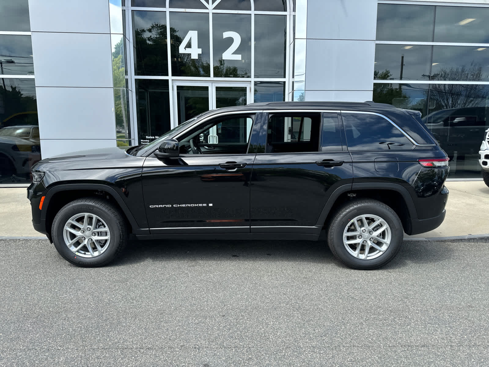 new 2024 Jeep Grand Cherokee car, priced at $36,087