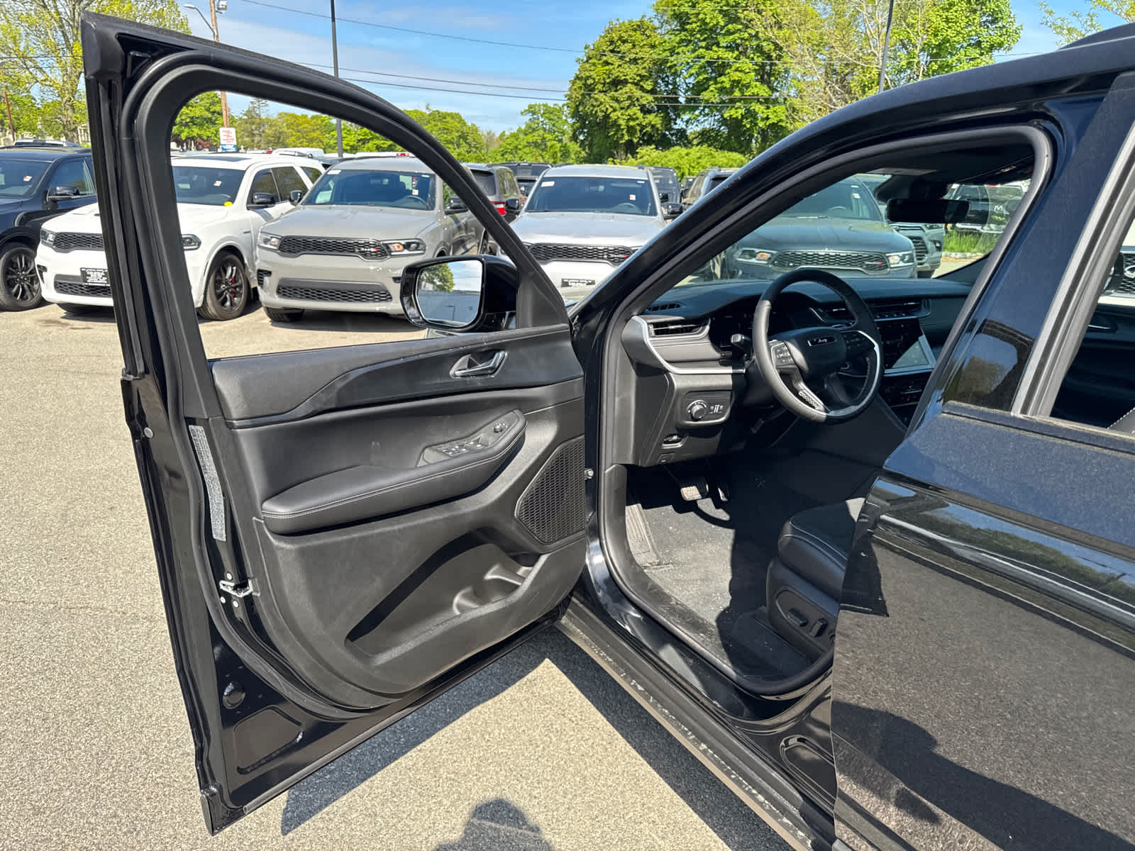 new 2025 Jeep Grand Cherokee car, priced at $40,063