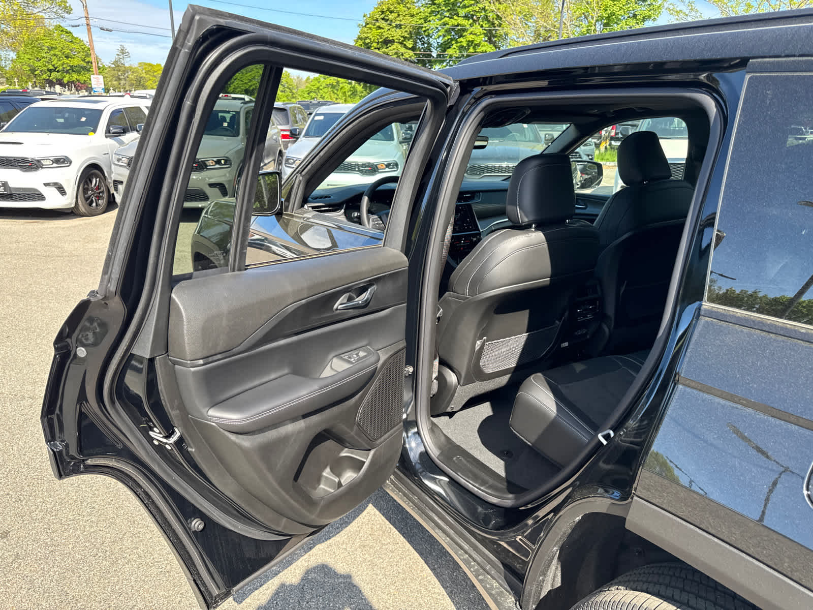 new 2025 Jeep Grand Cherokee car, priced at $40,063