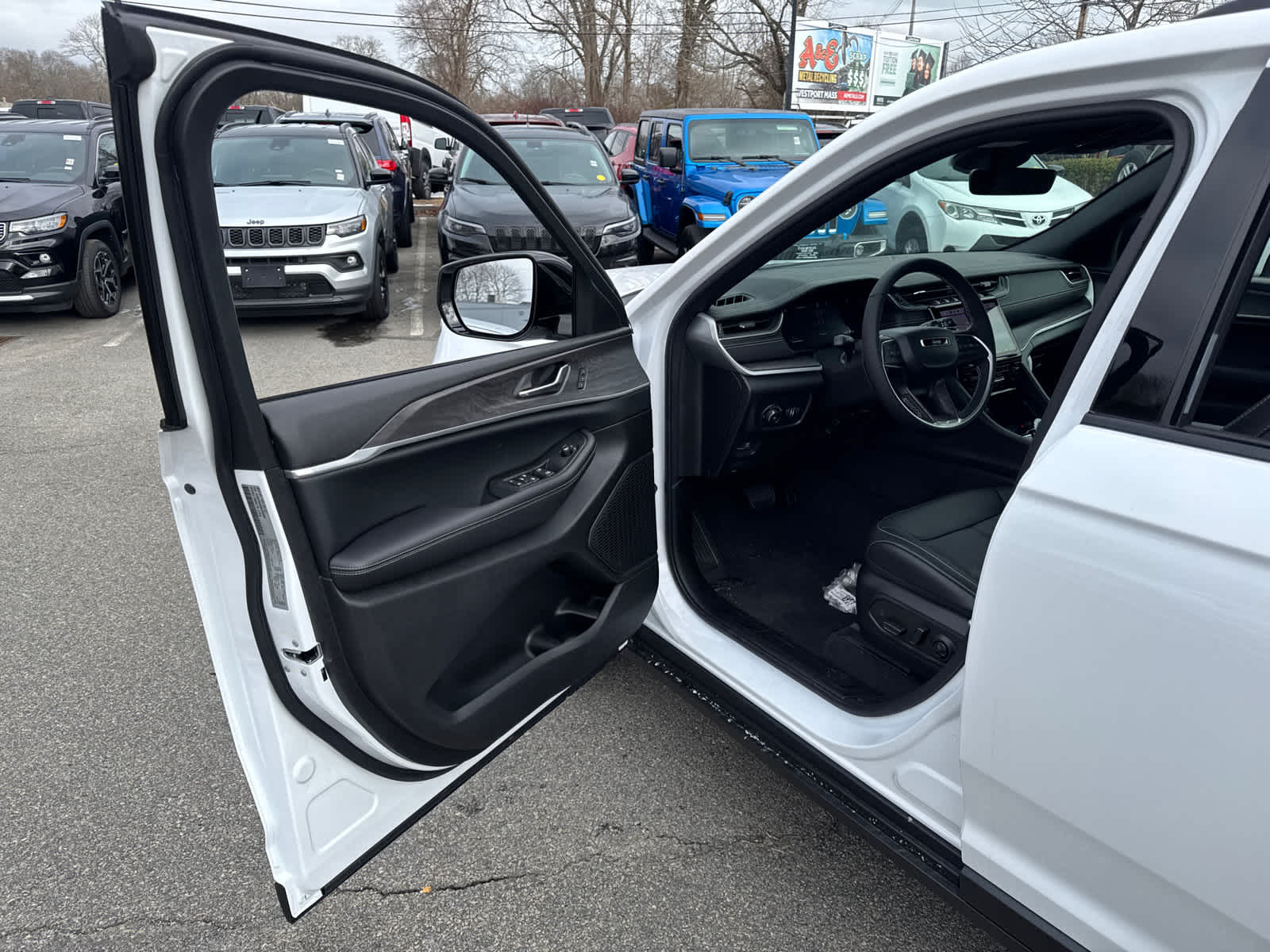 new 2025 Jeep Grand Cherokee car, priced at $42,900