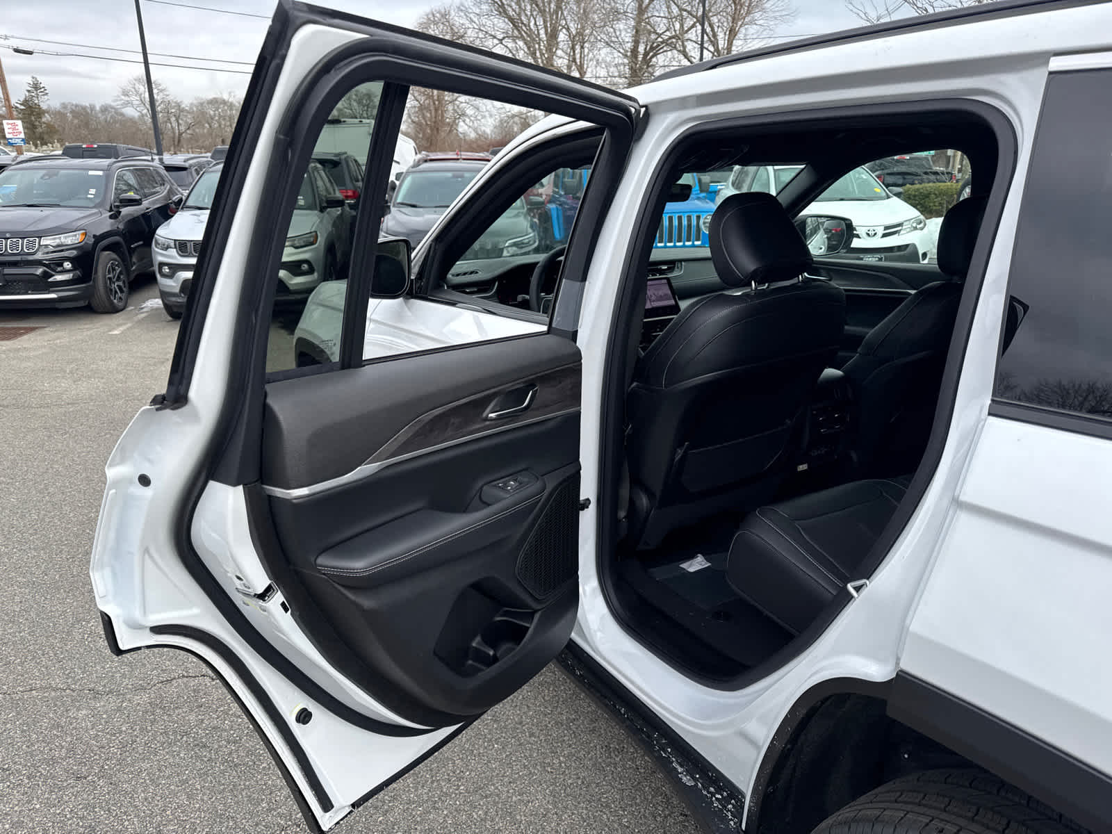 new 2025 Jeep Grand Cherokee car, priced at $42,900