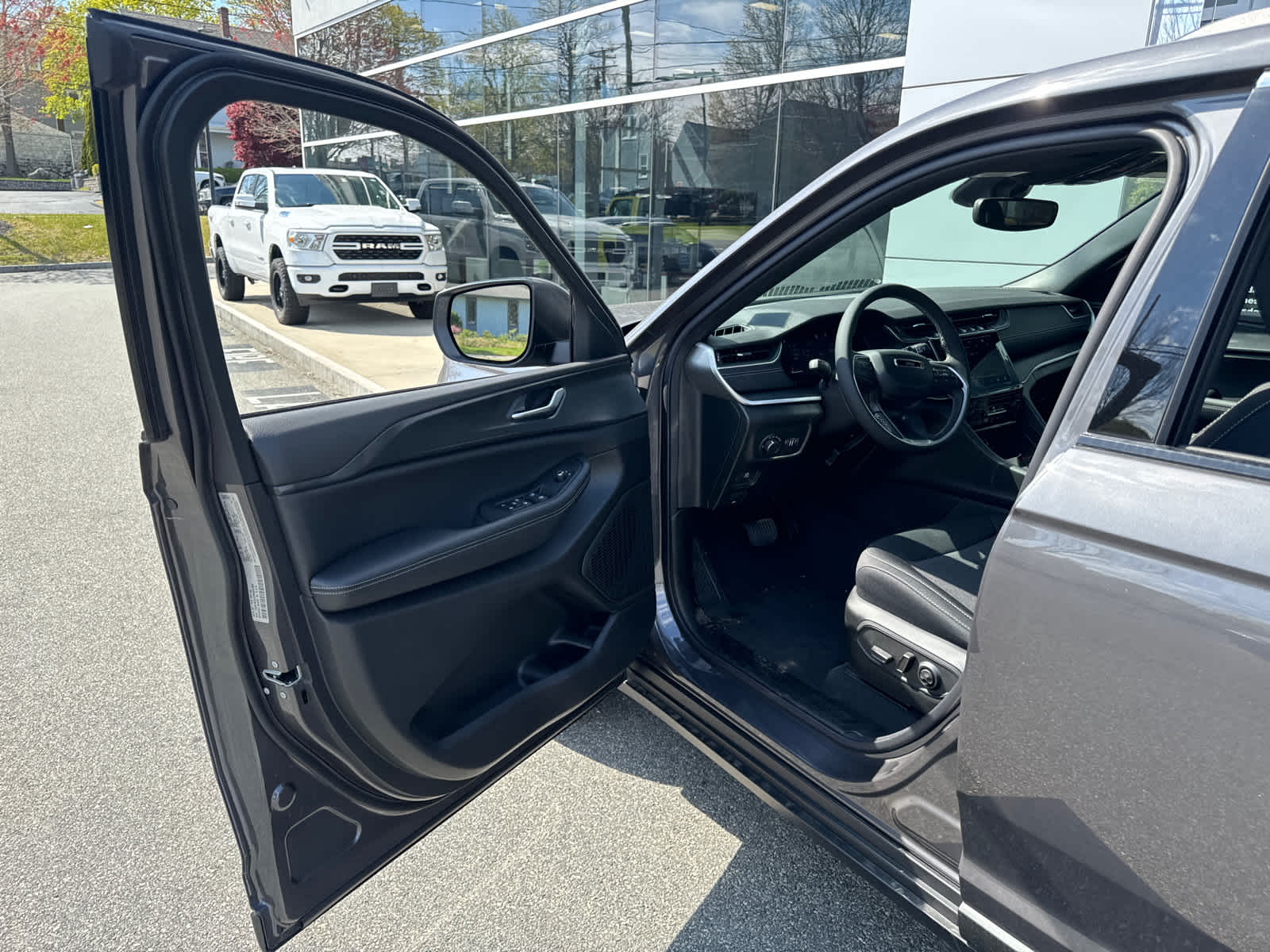 new 2024 Jeep Grand Cherokee L car, priced at $37,360