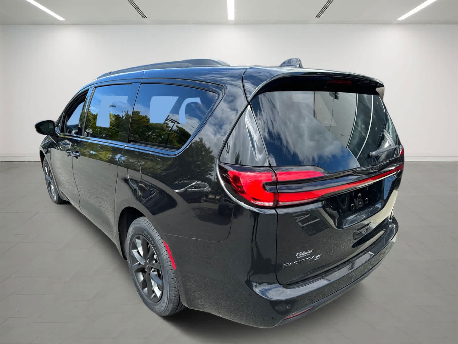 used 2021 Chrysler Pacifica car, priced at $27,800