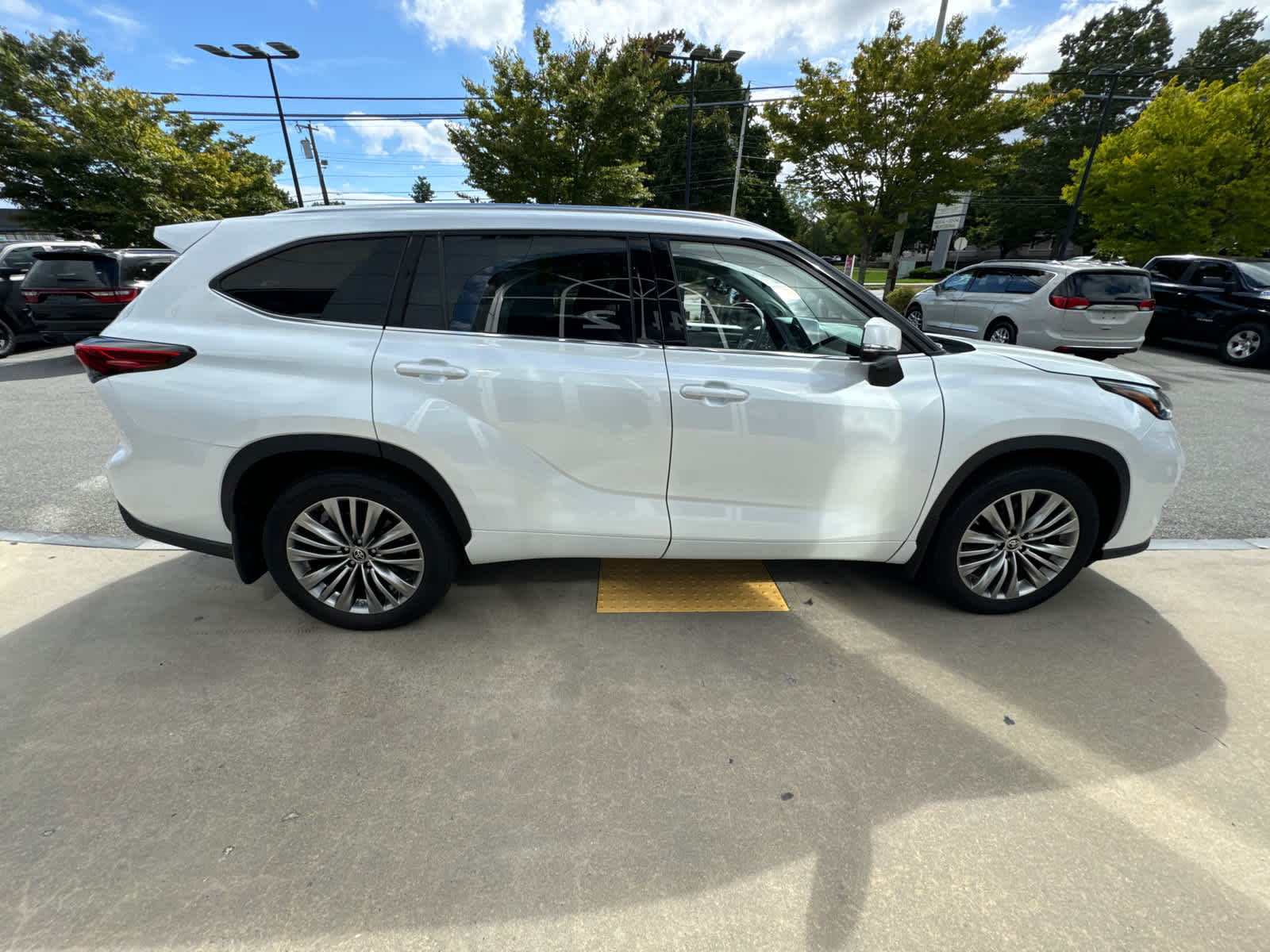 used 2022 Toyota Highlander car, priced at $44,900