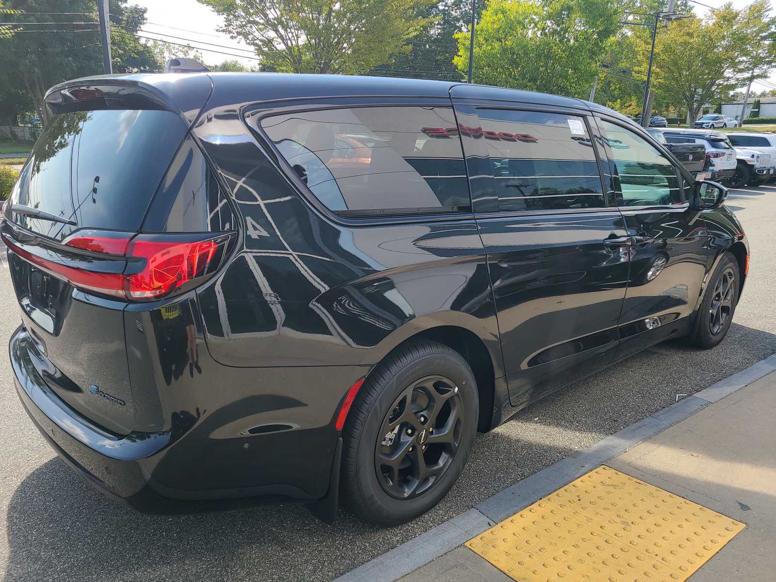 new 2023 Chrysler Pacifica car, priced at $53,659