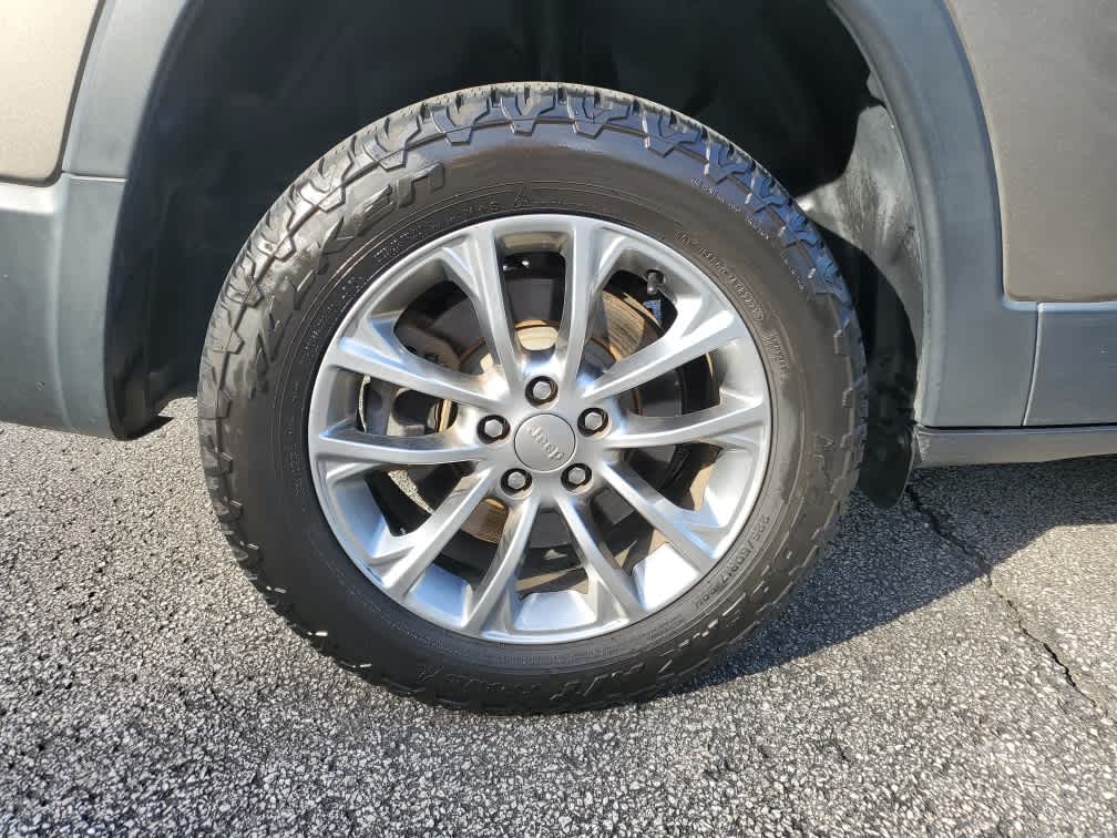 used 2019 Jeep Cherokee car, priced at $17,500