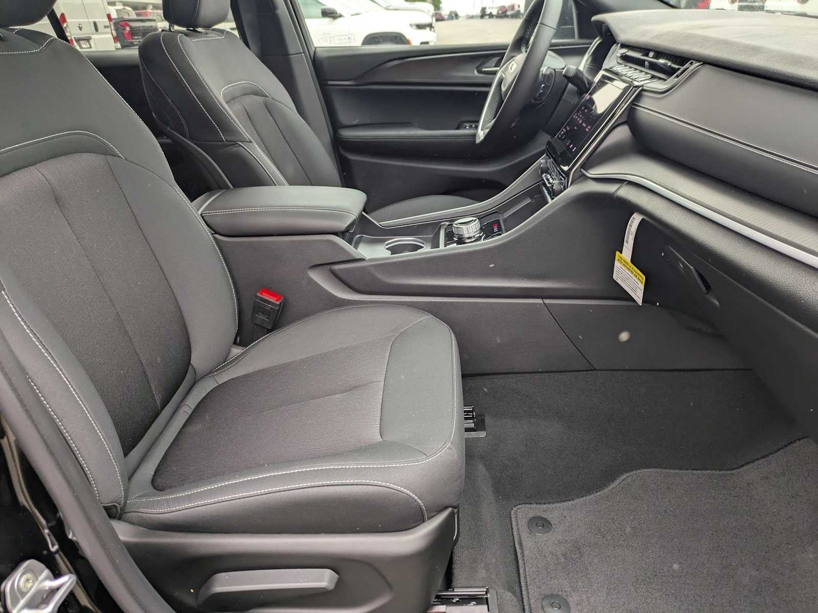 new 2025 Jeep Grand Cherokee car, priced at $40,493