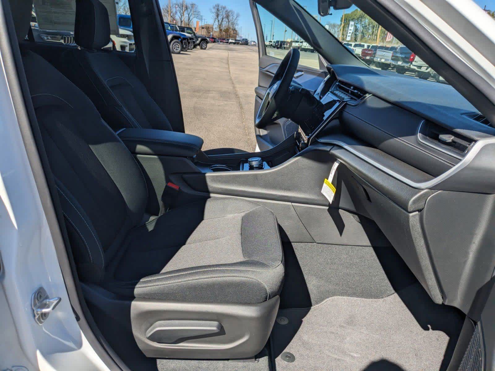 new 2025 Jeep Grand Cherokee car, priced at $41,292