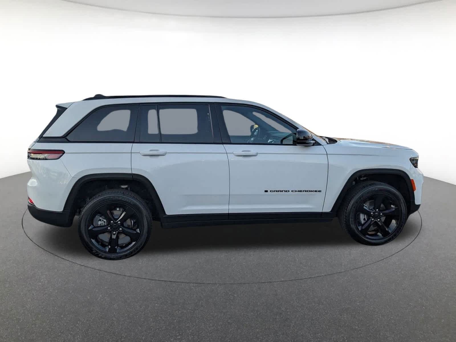 new 2025 Jeep Grand Cherokee car, priced at $45,800