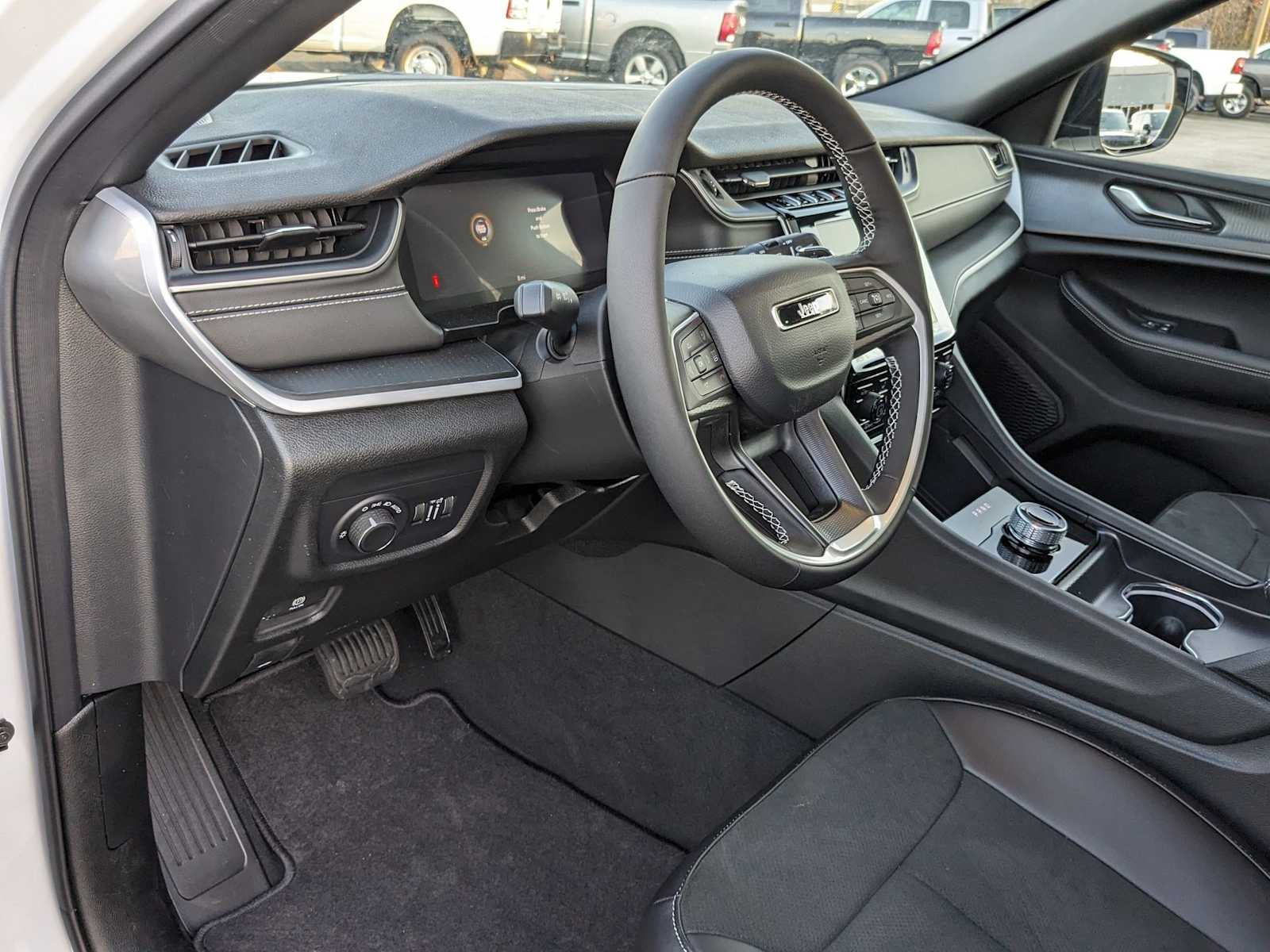 new 2025 Jeep Grand Cherokee car, priced at $45,800