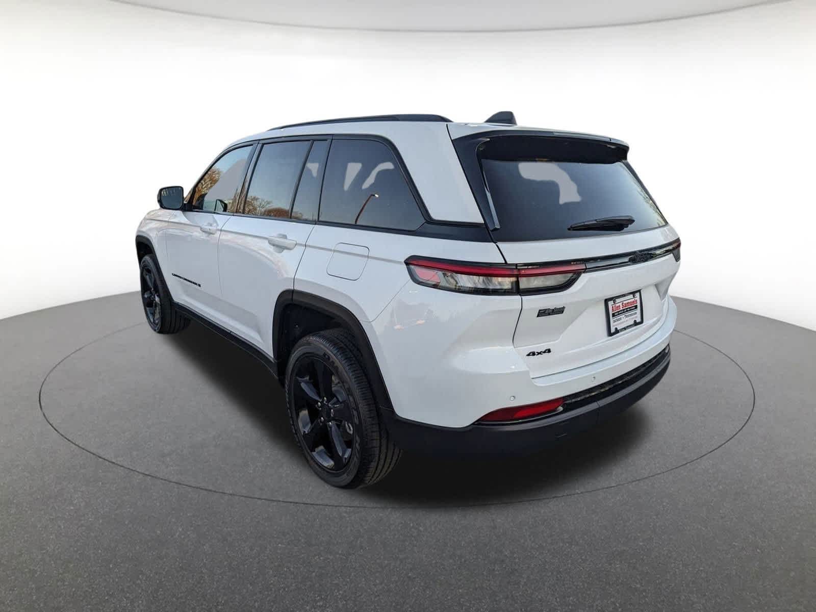 new 2025 Jeep Grand Cherokee car, priced at $45,800