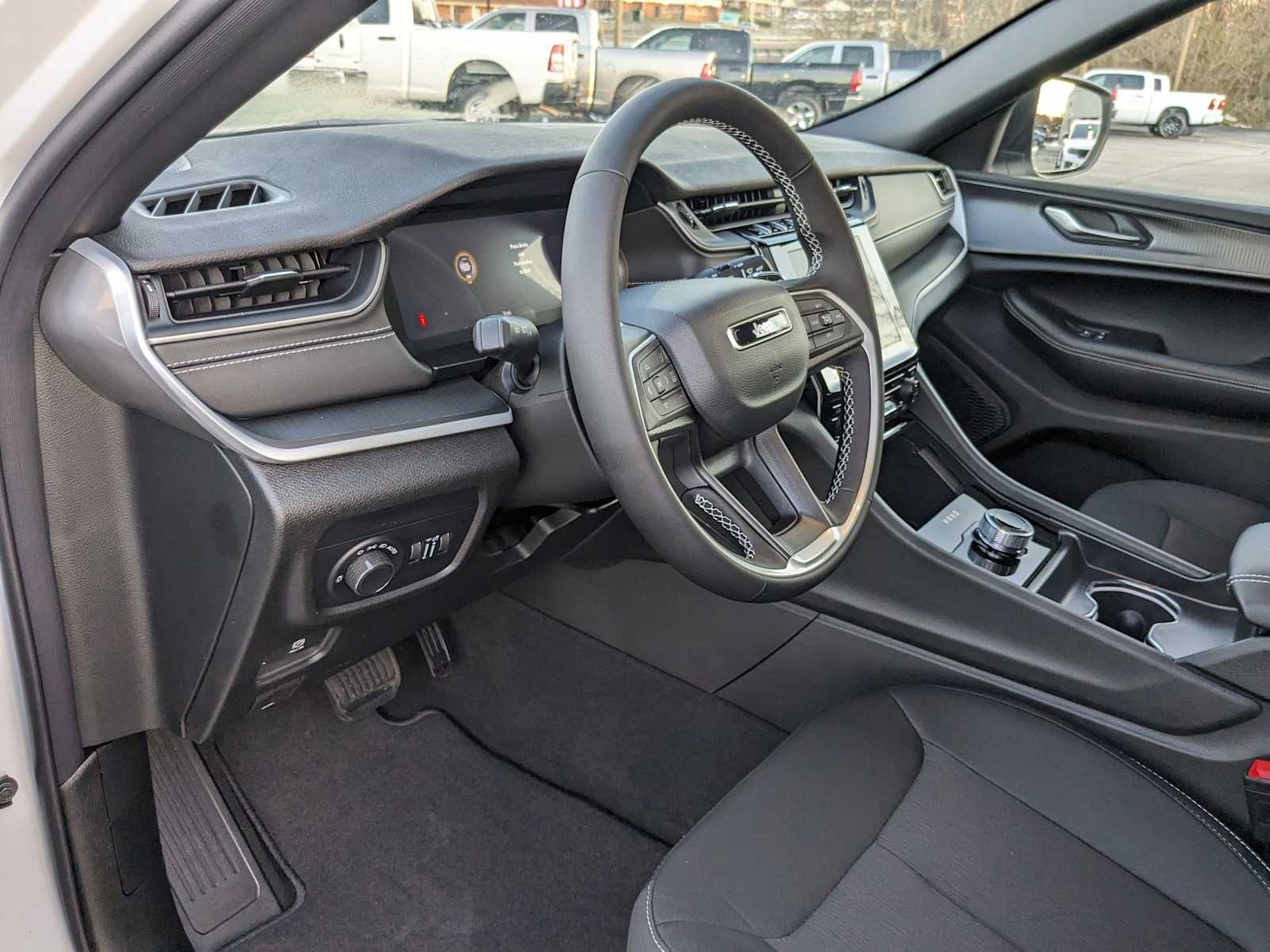 new 2025 Jeep Grand Cherokee car, priced at $40,596