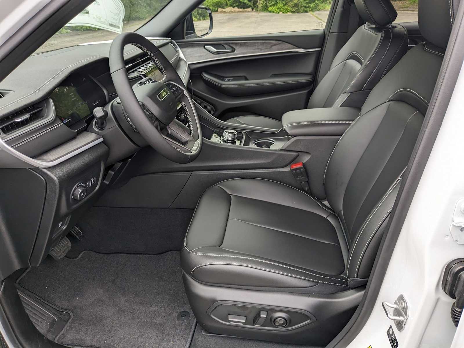new 2025 Jeep Grand Cherokee L car, priced at $48,000